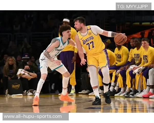 亲切互动！东契奇等湖人球员参与本地社区关怀活动